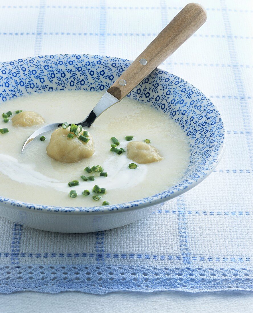 Krautsuppe mit Grammelknödeln