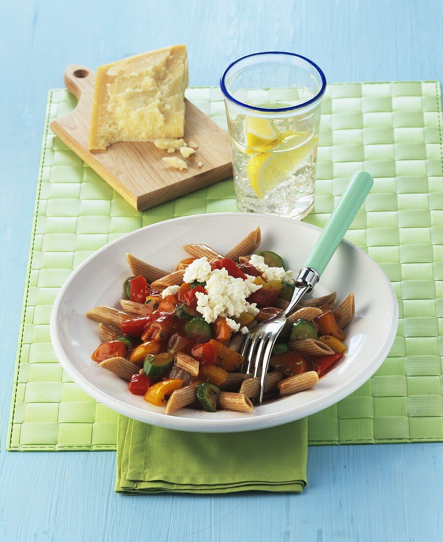 Penne mit Gemüsesauce und Hütttenkäse