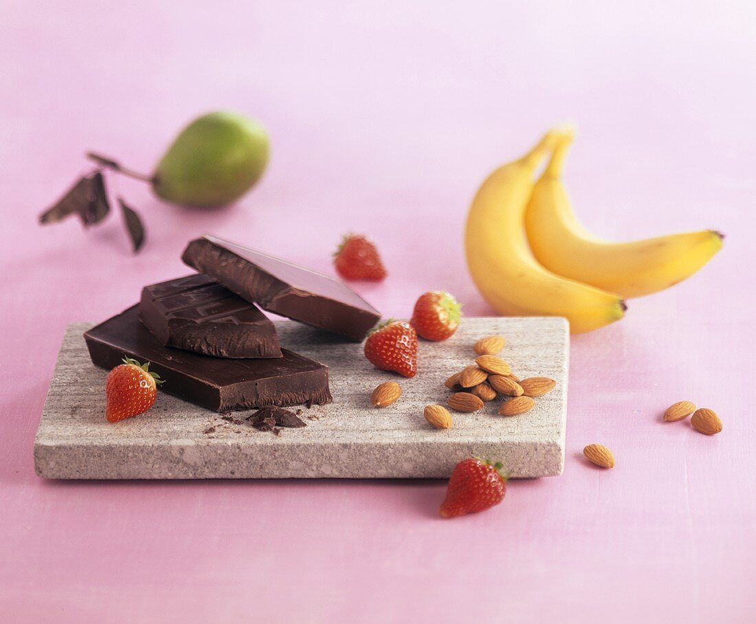Stillleben mit Schokolade, Obst & Mandeln