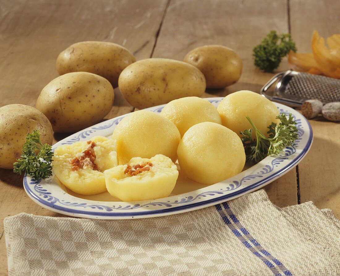 Kartoffelknödel mit Speckfüllung und rohen Kartoffeln