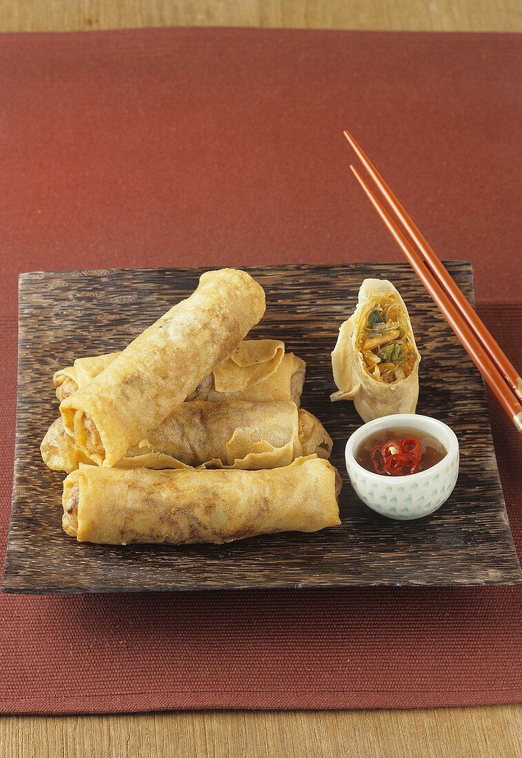 Hähnchen-Frühlingsrollen mit Chilisauce