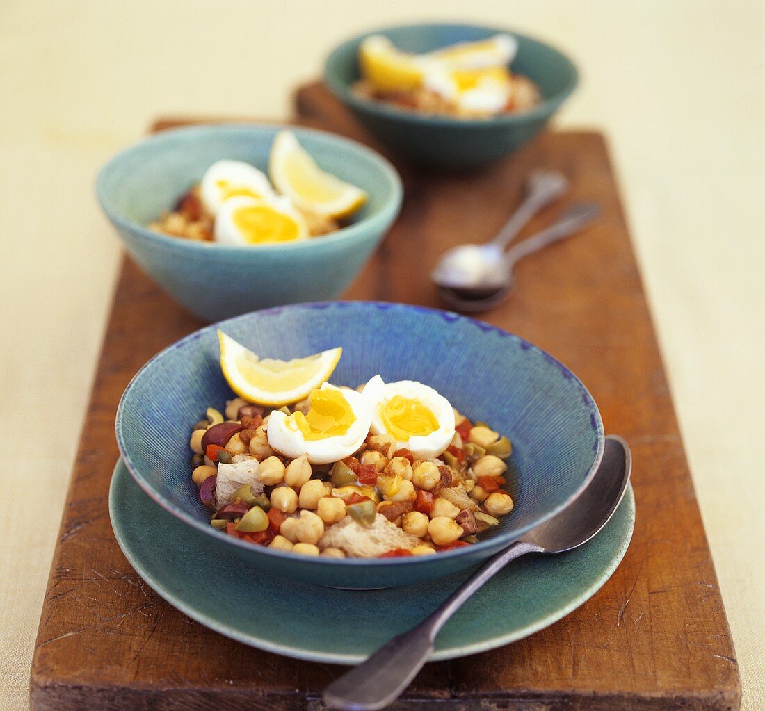 Chick-peas with vegetables and boiled eggs
