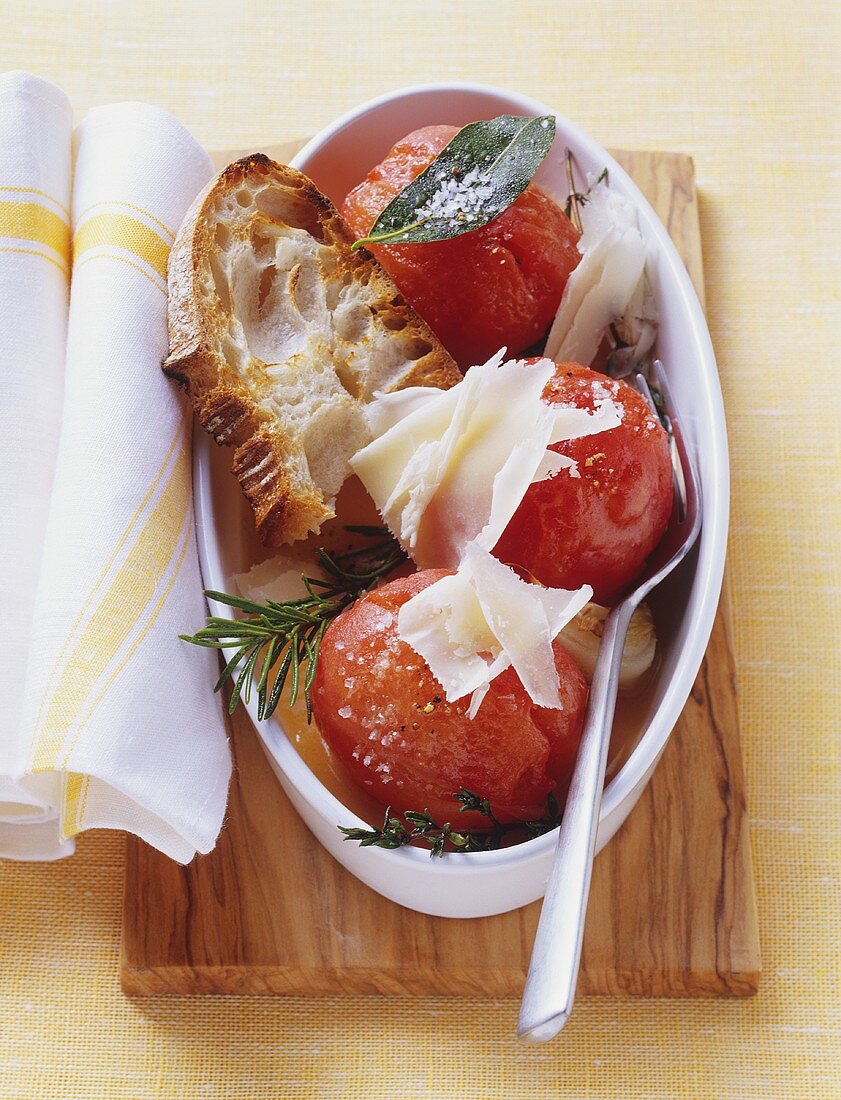 Ofengebackene Tomaten mit geröstetem Weißbrot und Käse
