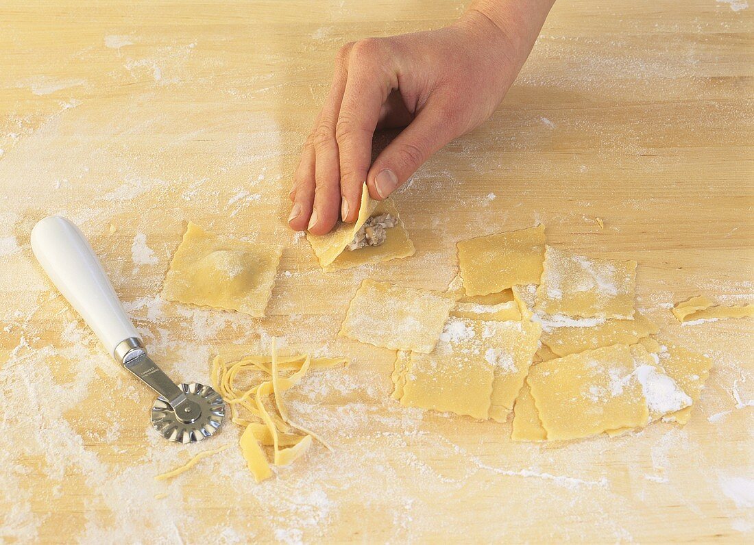 Ravioli mit Pilzfüllung herstellen