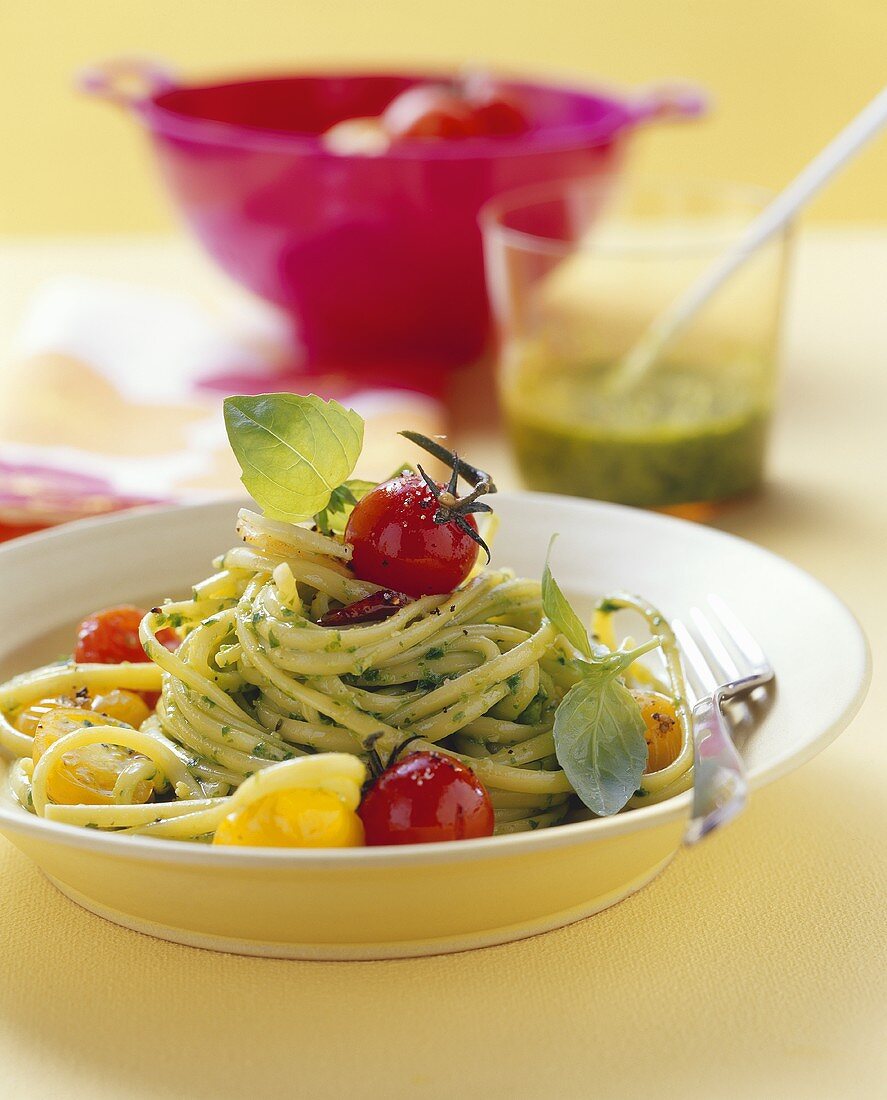 Linguine mit Salat-Pesto und Kirschtomaten