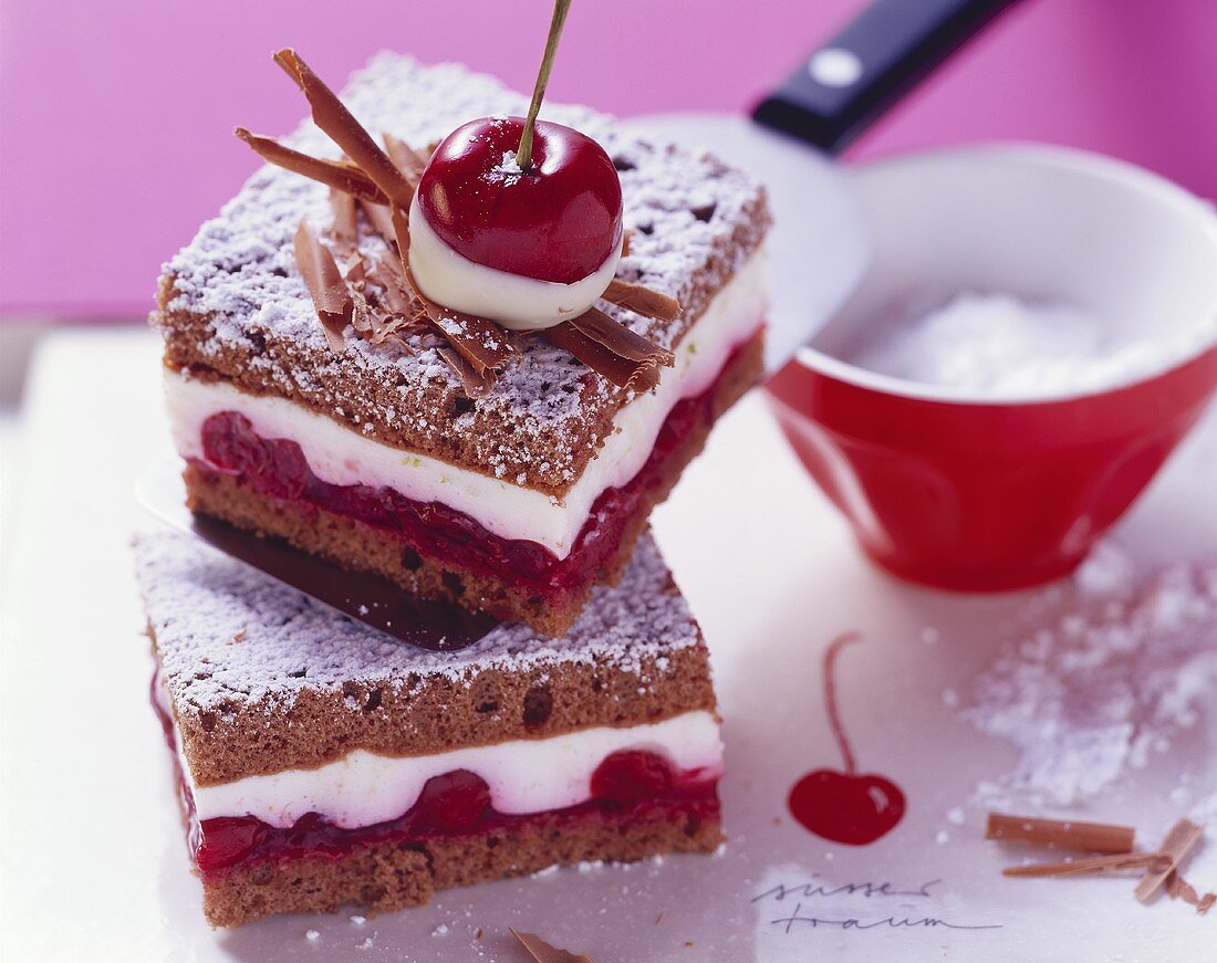 Schokobiskuit-Schnitten mit Kirschen und Joghurtcreme