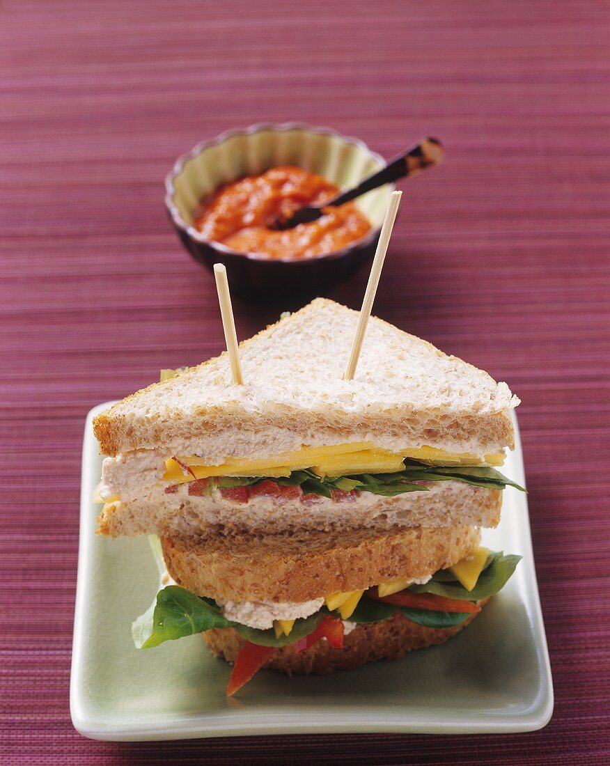 Dinkel-Sandwich mit Rührei und Frischkäse