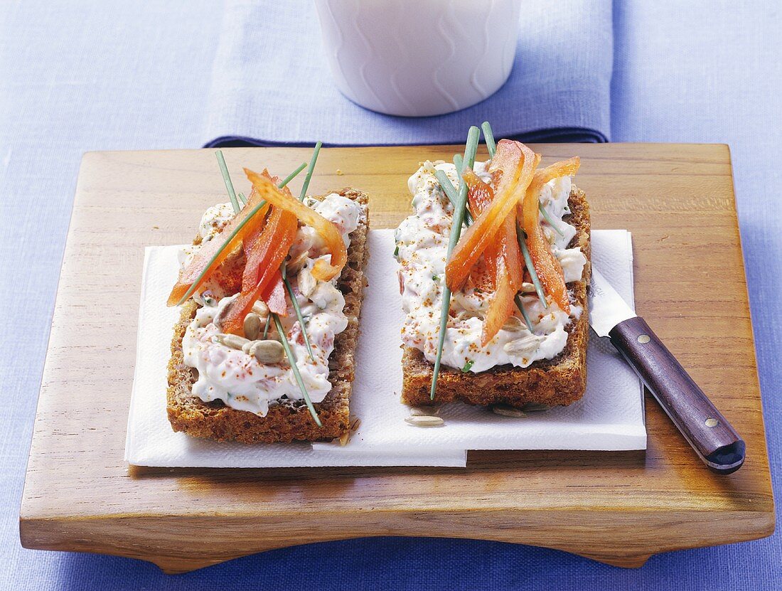 Quark and pepper open sandwiches