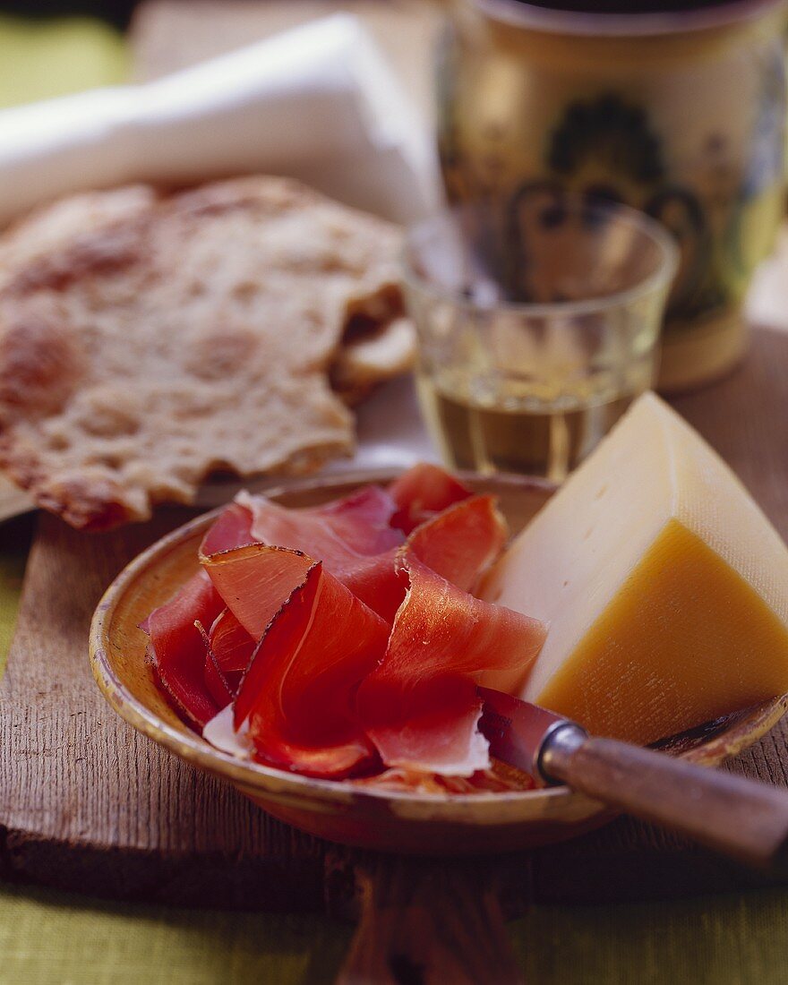 Merenda alpina (Ham, cheese & Schüttelbrot (crisp Tyrolean bread))