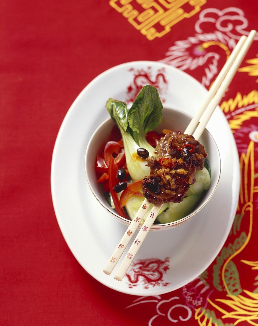 Rindfleisch mit Pak Choi und schwarzen Bohnen