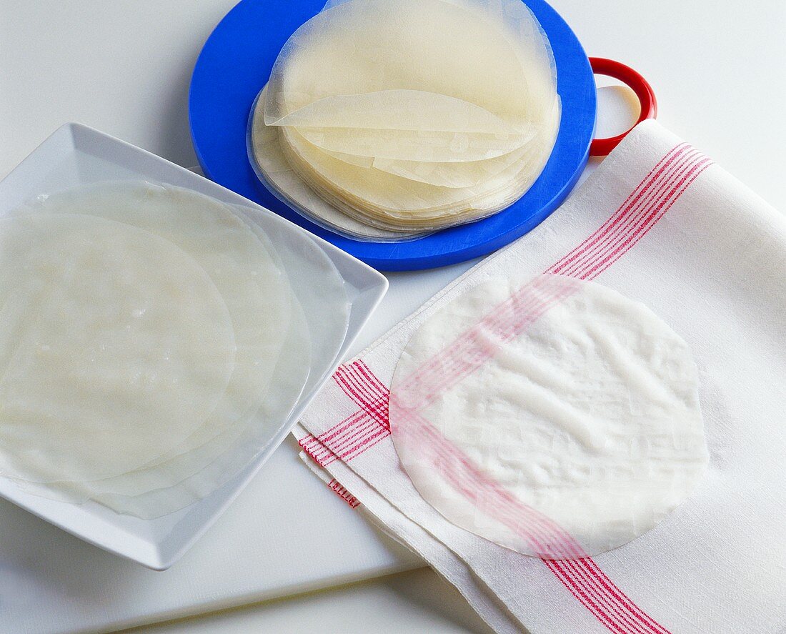 Preparing sheets of rice paper: soaking and draining