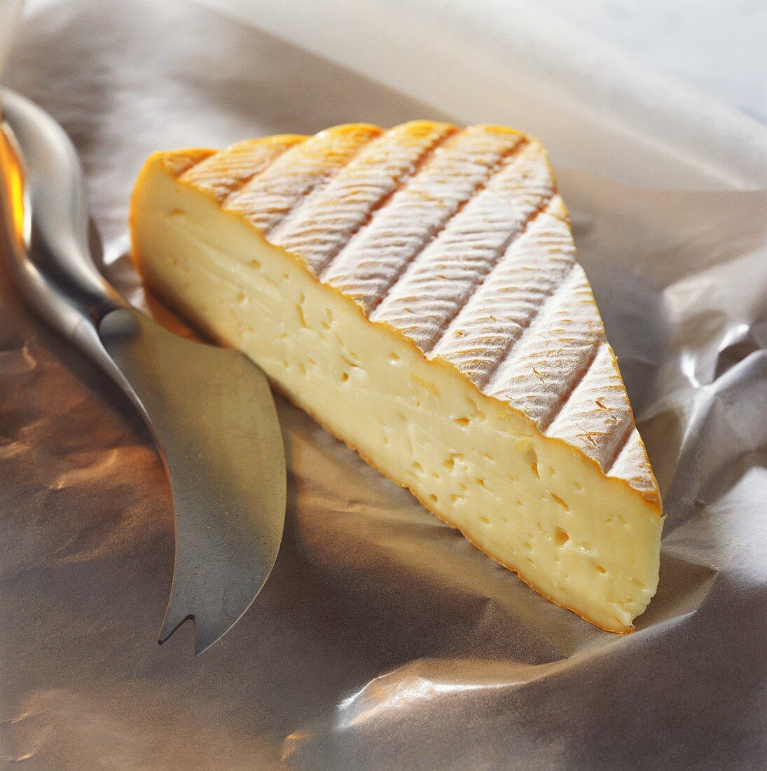 A piece of Winzerkäse (wine-maker's cheese) with cheese knife