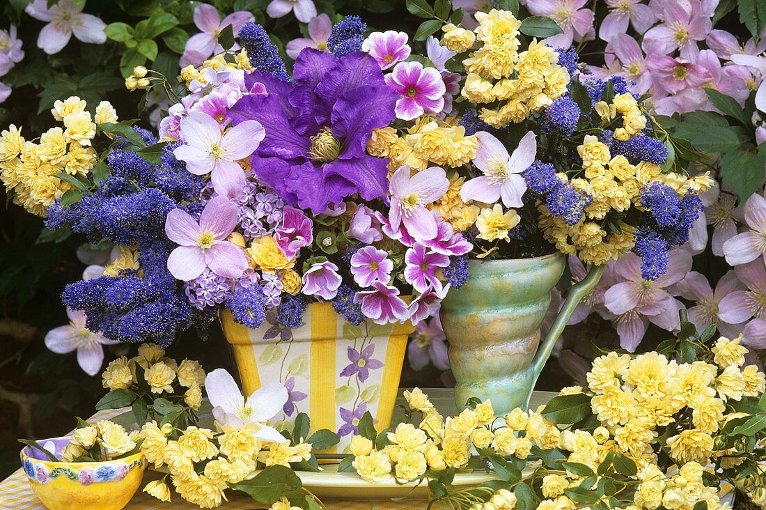 Frühlingsblumenstrauss im Freien