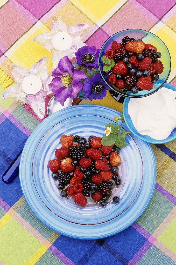 Gemischte Beeren mit Schlagsahne