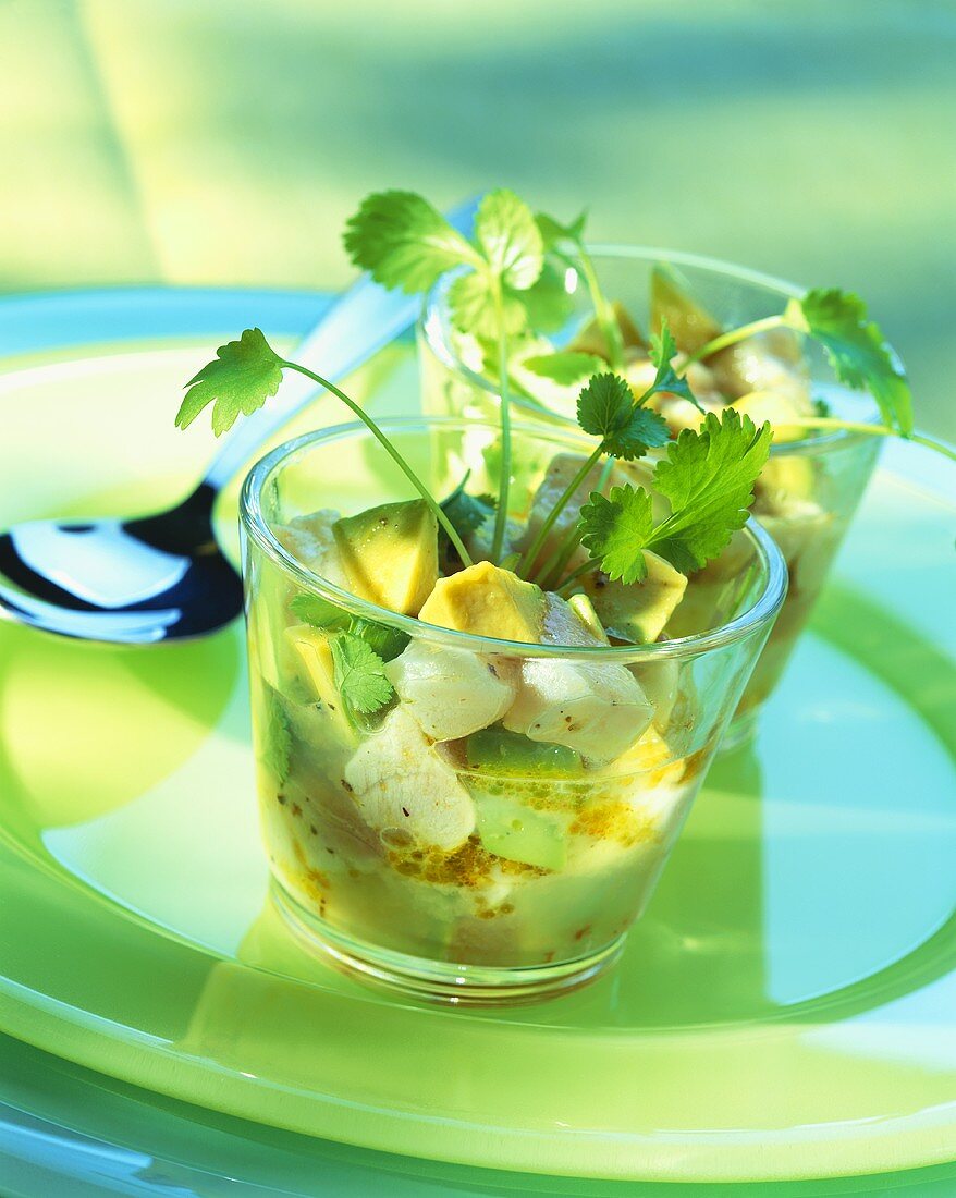 Avocado-Hähnchensalat mit Koriander in zwei Gläsern