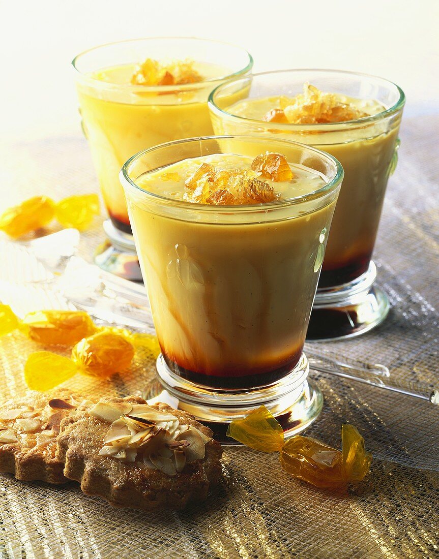 Honig-Kaffeecreme mit Honigbonbons in Gläsern, Kekse