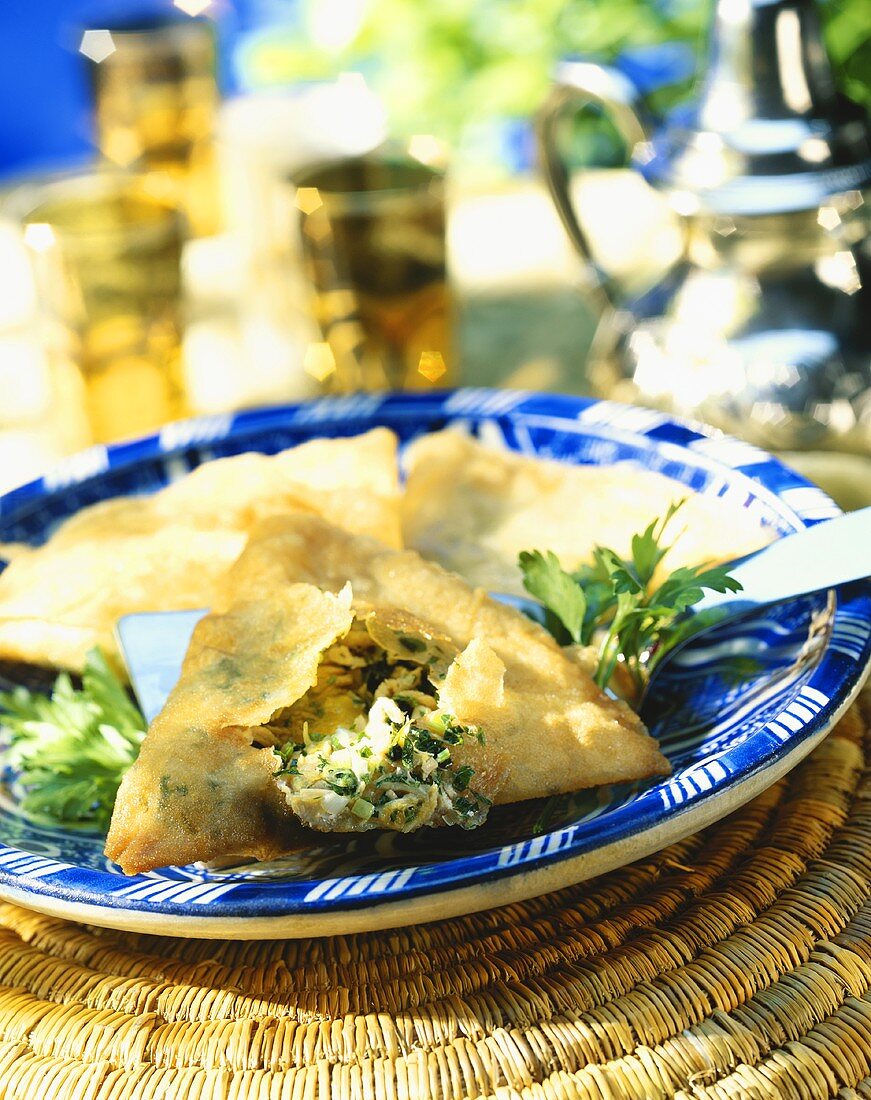 Frittierte Brickteigtaschen mit Thunfisch-Eier-Füllung