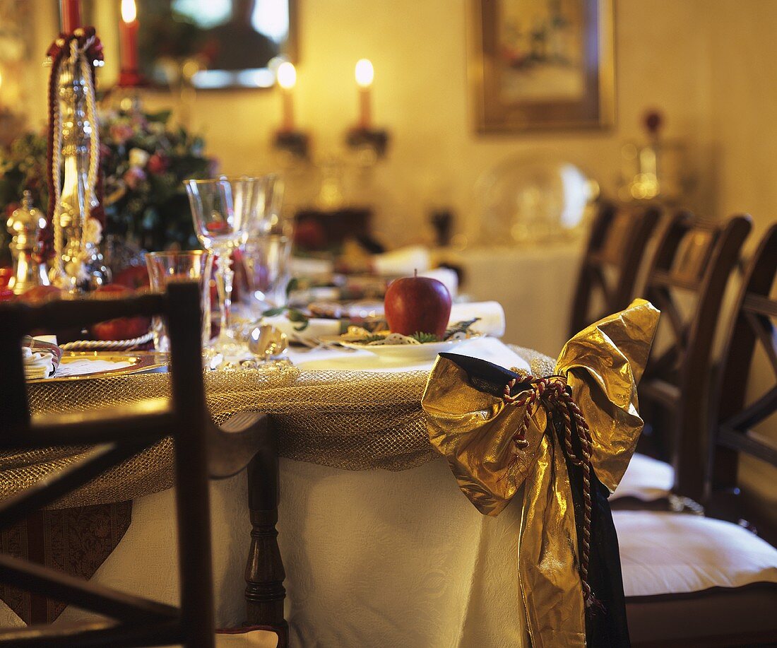 Festlich gedeckter Tisch zu Weihnachten