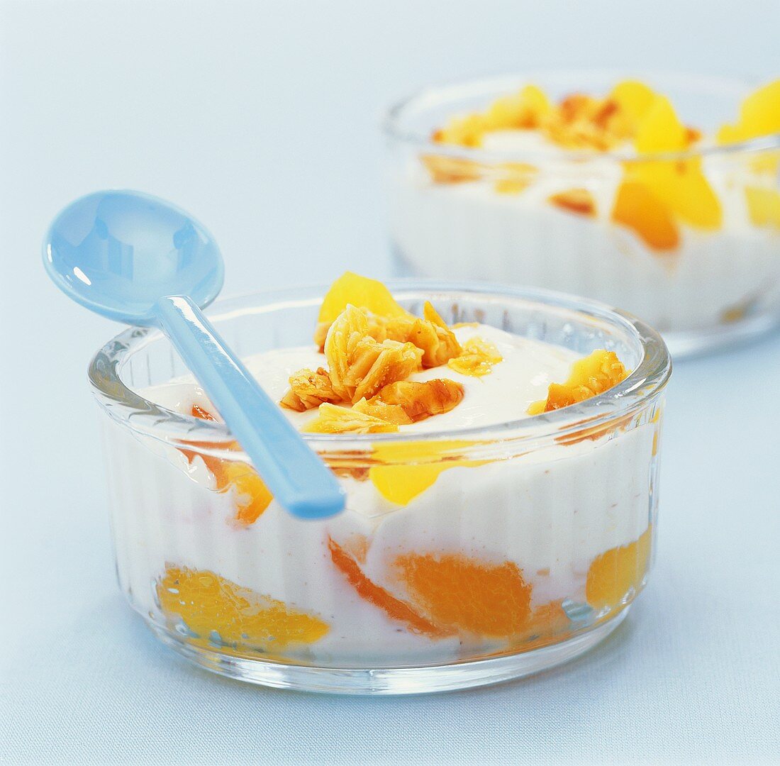 Apricots with yoghurt, almonds and honey
