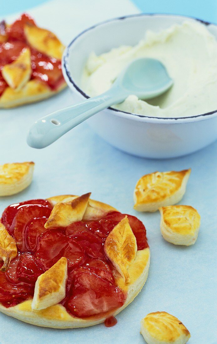 Strawberry puff pastry tartlets with mascarpone cream