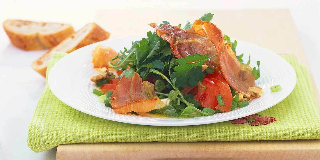 Kräuter-Tomaten-Salat mit knusprig gebratenem Schinken
