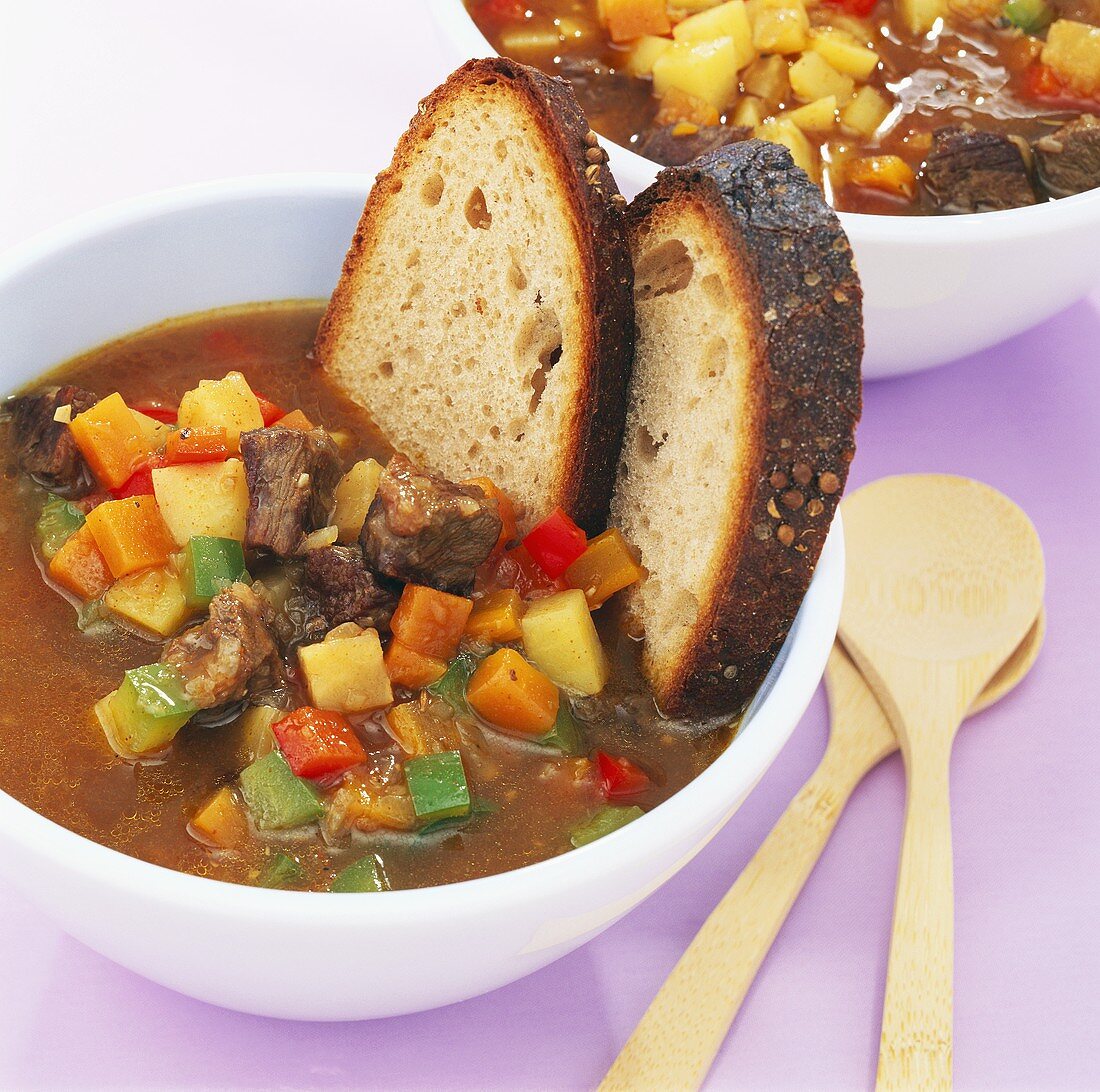 Gulaschsuppe mit Brot