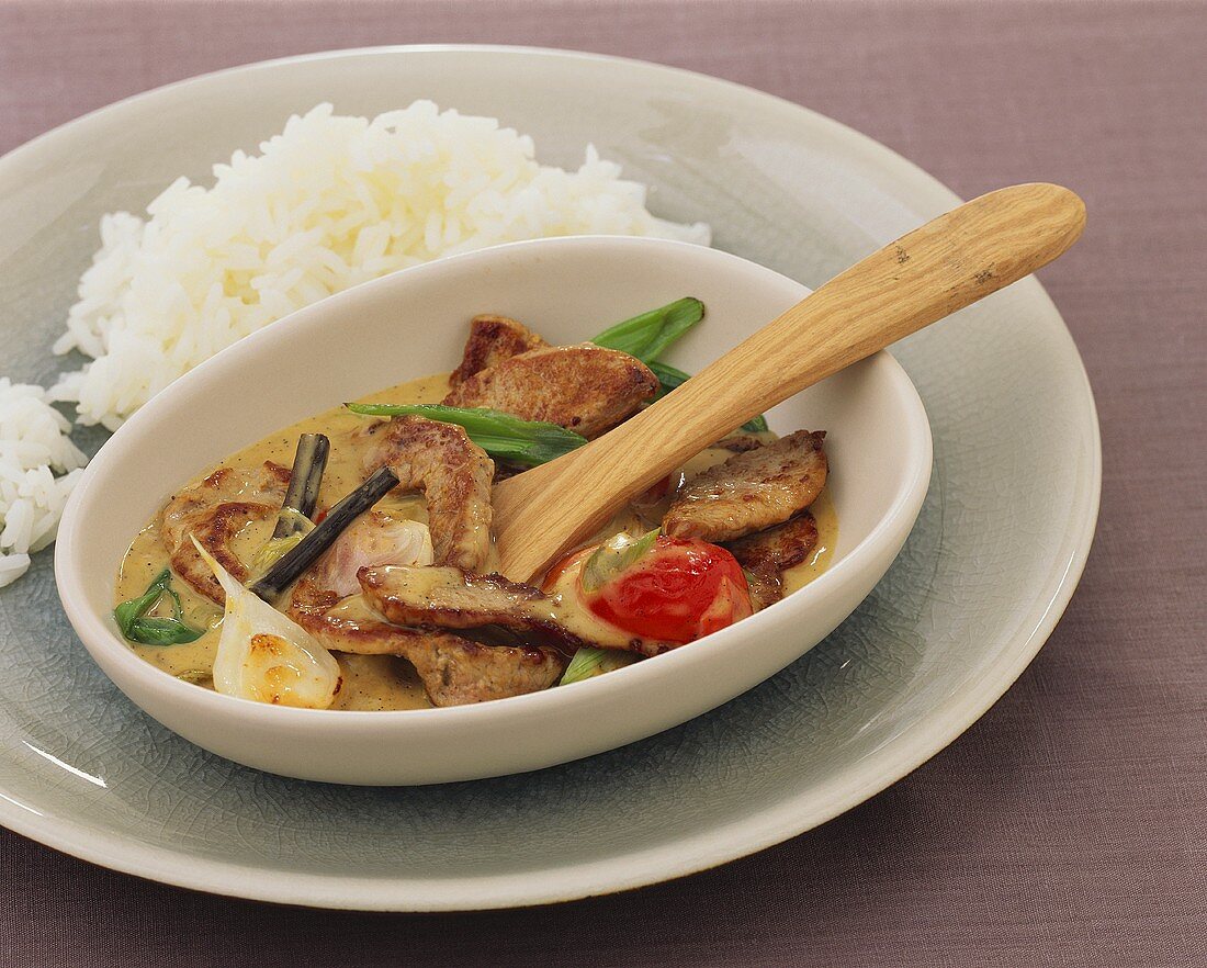 Pieces of meat with vanilla curry sauce and rice
