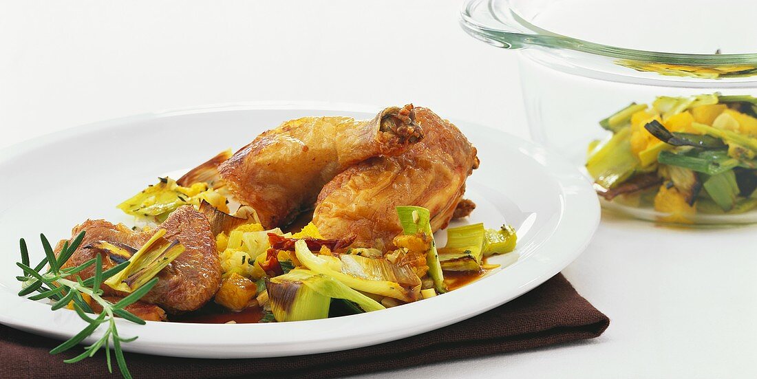 Roast chicken with oranges on leeks