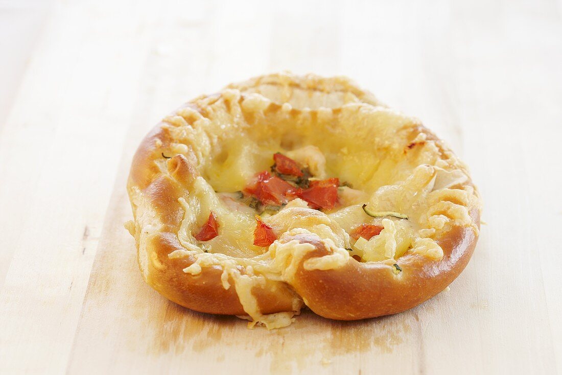 Brezel mit Käse und Paprika