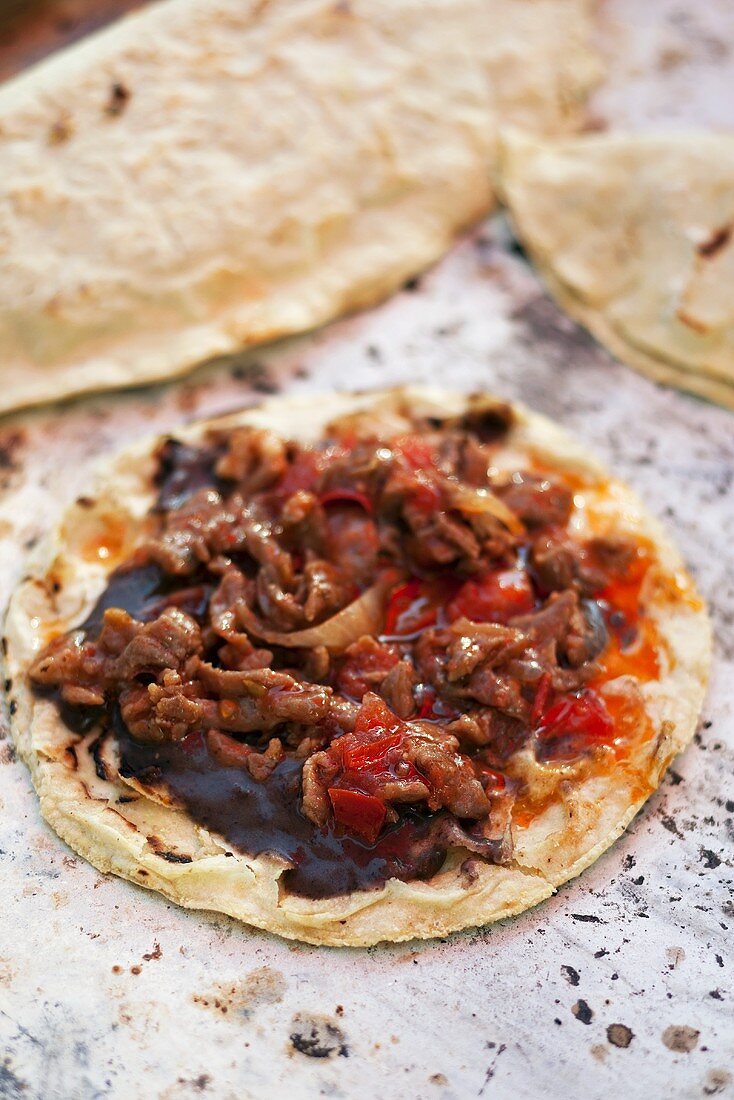 Tortilla mit Hackfleisch und Chilischoten