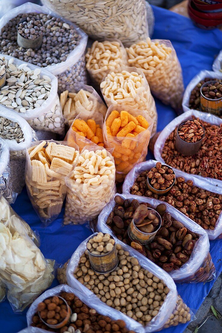 Verschiedene Nüsse und Snacks auf einem Markt (Mexiko)