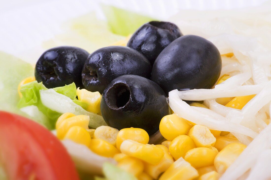Maissalat mit Oliven und Zwiebeln