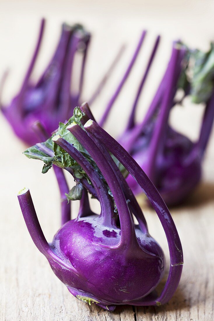 Mehrere violette Kohlrabi