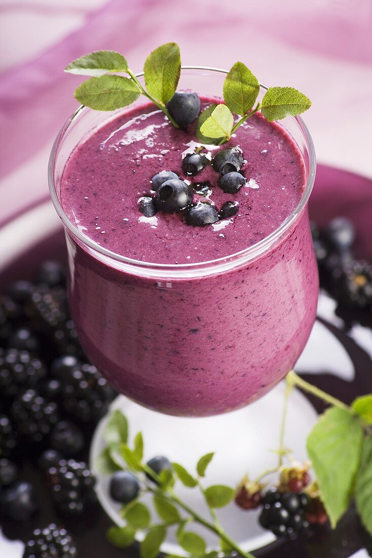 Heidelbeer-Brombeer-Shake im Glas