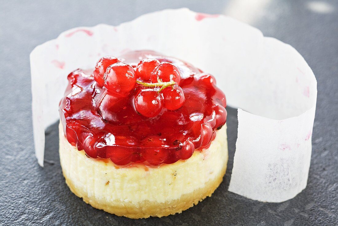 A mini cheesecake with redcurrents