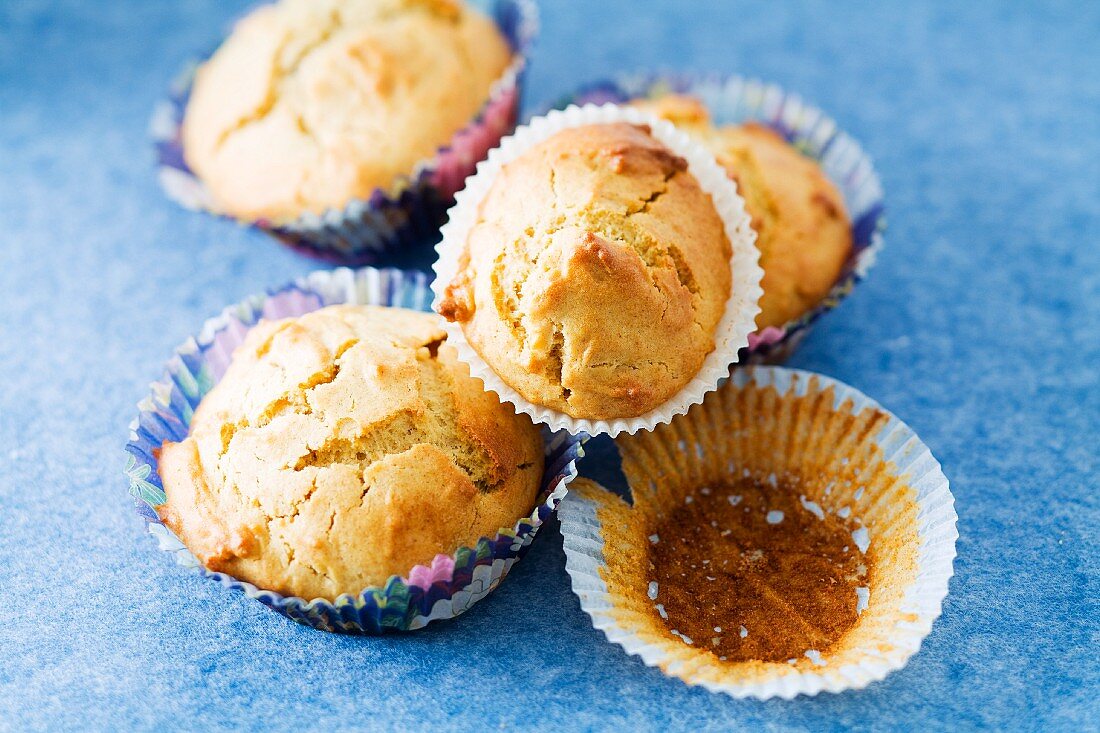 Maismuffins in Papierförmchen