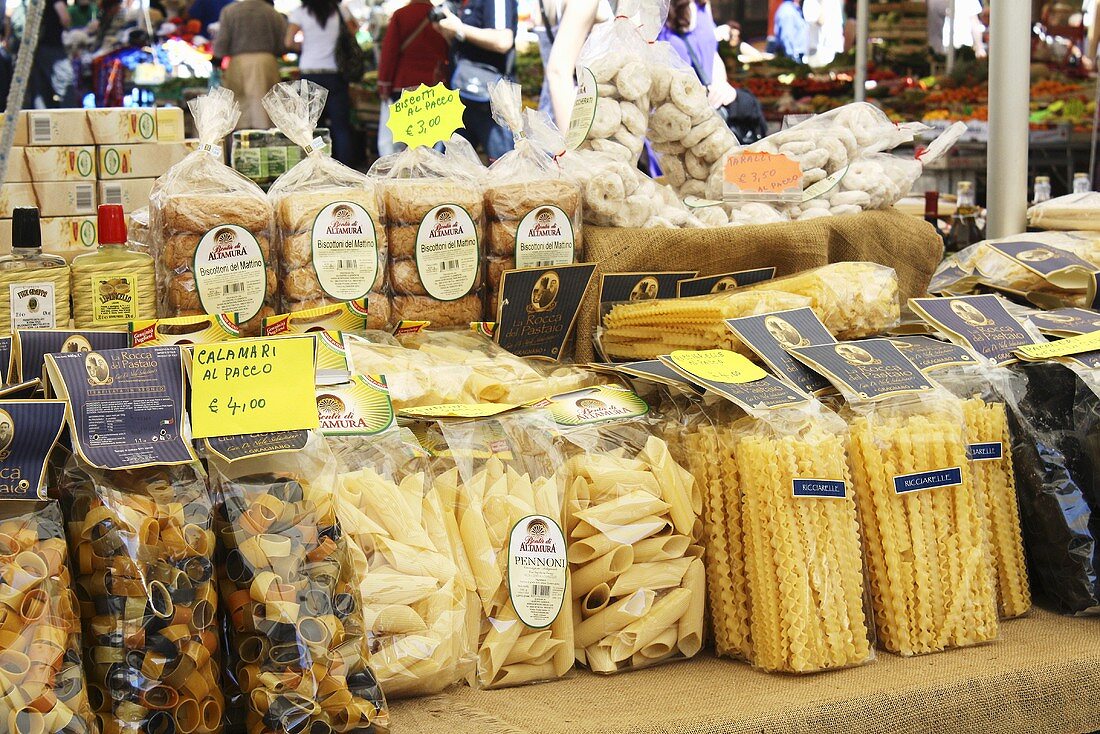 Verschiedene Nudelsorten auf dem Markt