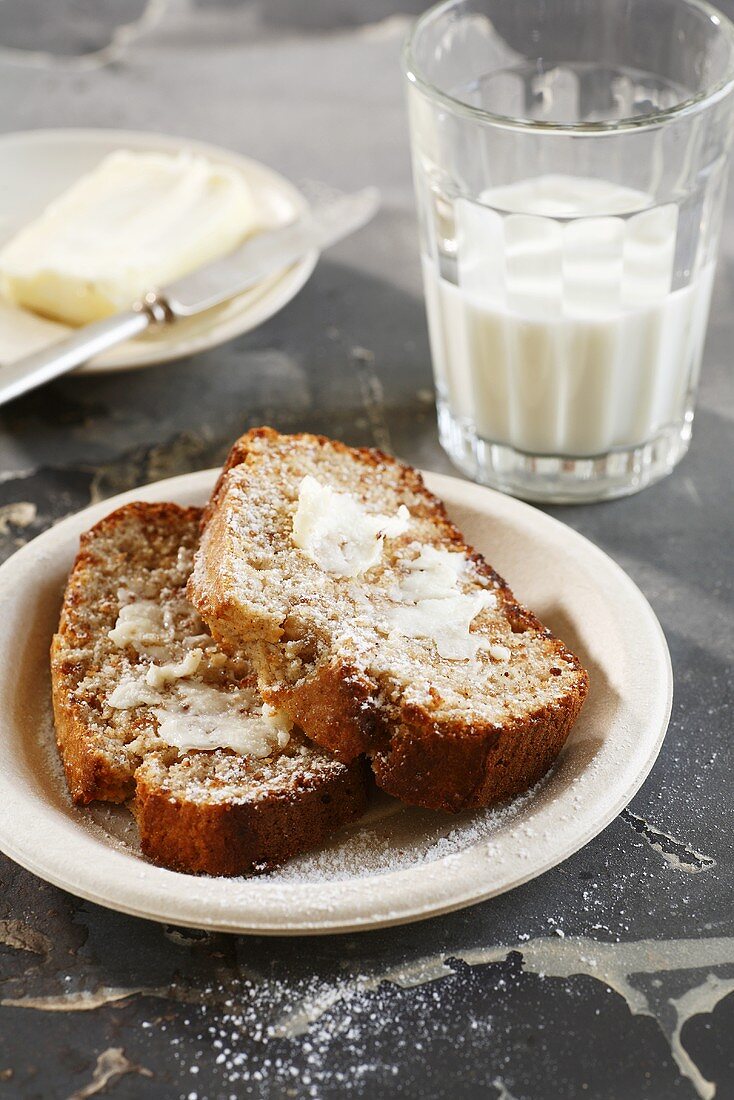 Zwei Scheiben Bananen-Kokos-Kuchen mit Butter