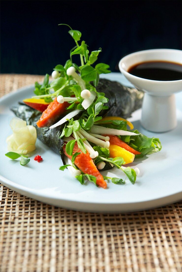 Seaweed wraps with salmon and vegetables (Japan)