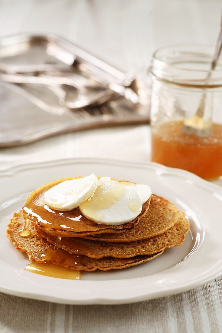 Wholegrain pancakes with honey and goat's cheese