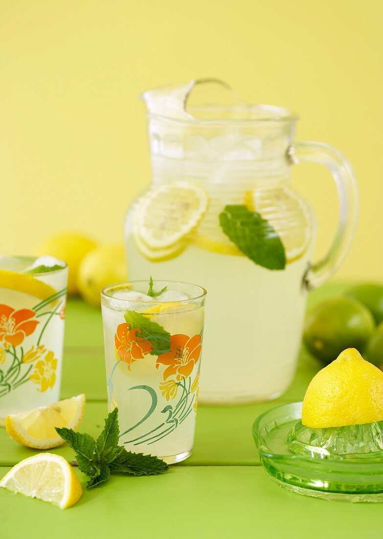 Zitronenlimonade in Gläsern und Glaskrug