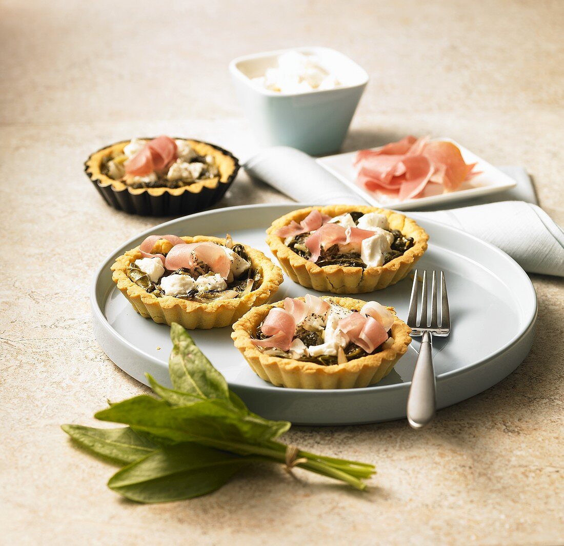 Tartlets with sorrel, parma ham and goat's cheese