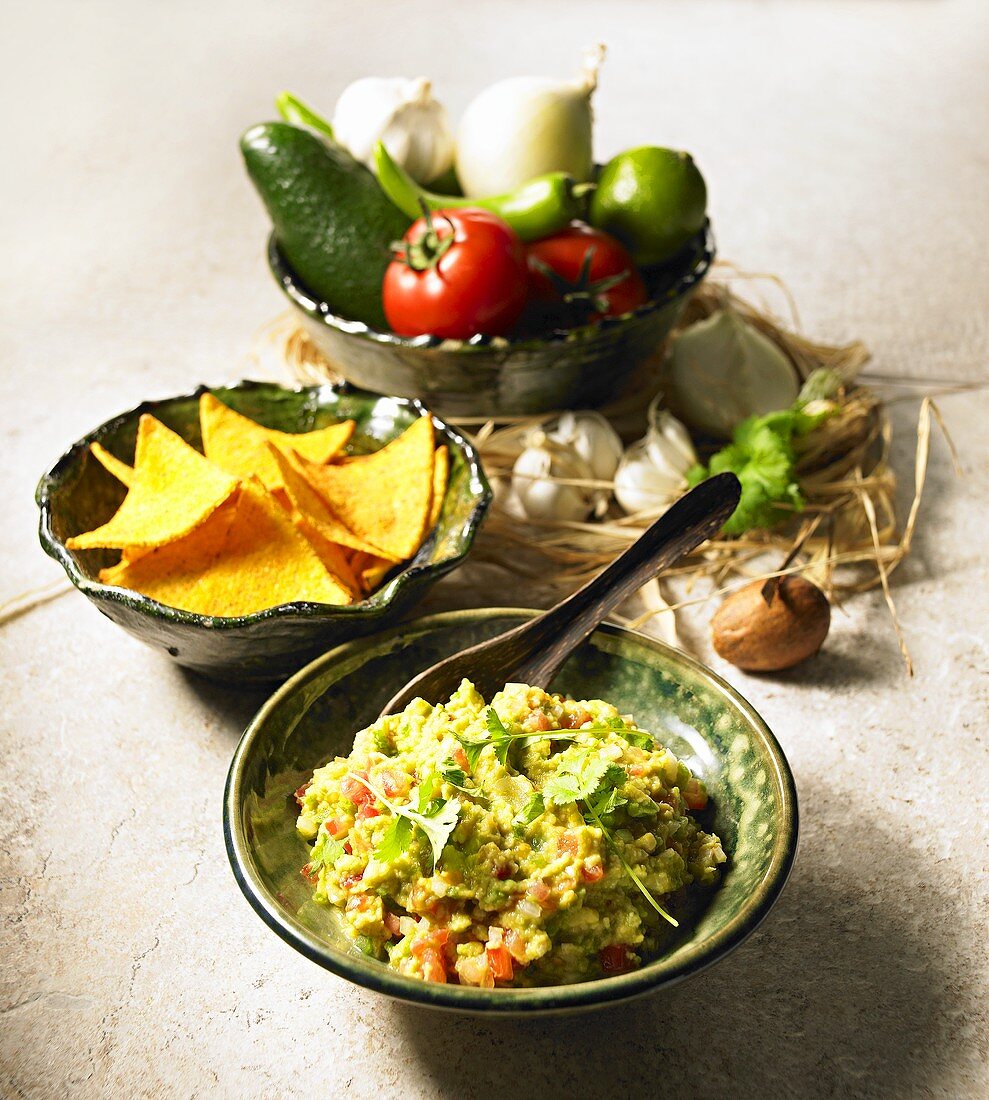 Guacamole mit Tortillachips und Zutaten