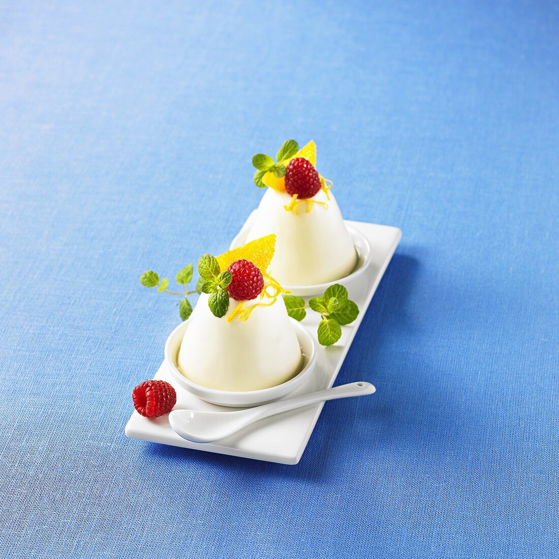 Panna Cotta mit Himbeeren und Orangen