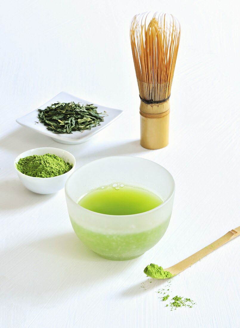 Green tea (powder, tea leaves, tea brush)