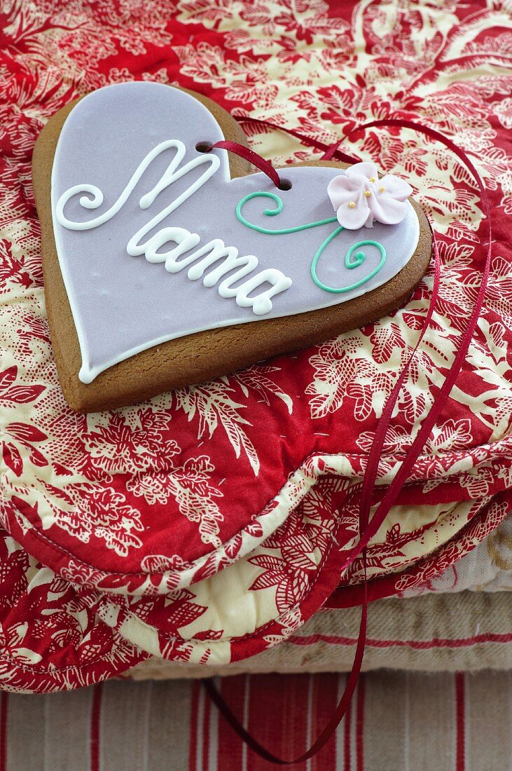 A Lebkuchen heart on a Christmas blanket