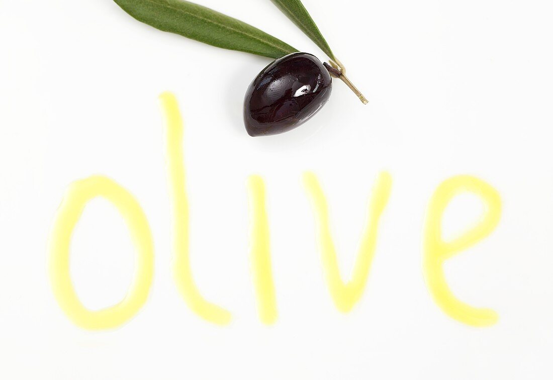 Schriftzug 'Olive' aus Olivenöl mit Olive