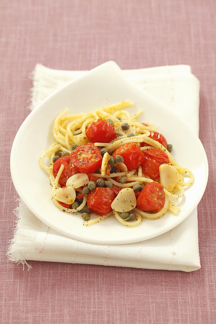 Spaghetti mit Kirschtomaten, Knoblauch und Kapern