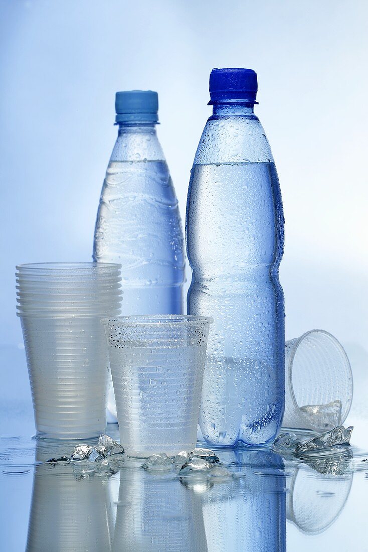 Wasserflaschen und Plastikbecher