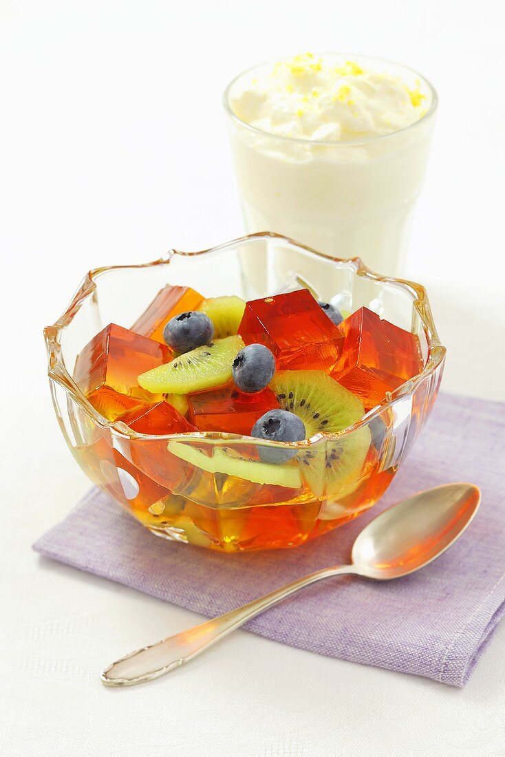 Fruit jelly with kiwis and blueberries